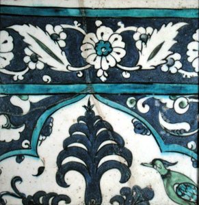 Iznik flise med blomsterdesign og kant (lertøj med farvet underglasur) af Turkish School