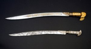 Yatagan, tyrkisk sværd, der gav sin form til bajonetter. 19. århundrede.