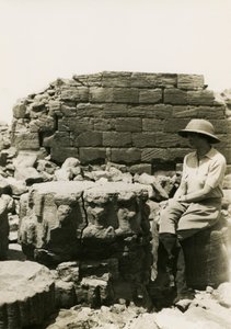 Søjlebase dekoreret med guddommelige figurer, den store indhegning, Musawwarat es Sufra, Sudan, foto af Ugo Monneret de Villard af Ugo Monneret de Villard