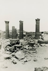 Søjler og ruiner af et tempel i den store indhegning, Musawwarat es Sufra, Sudan, foto af Ugo Monneret de Villard af Ugo Monneret de Villard