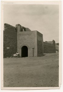 Østporten og tårnet i Simeon-klosteret, Aswan, Egypten, foto af Ugo Monneret de Villard