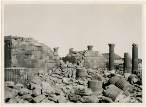 Den store indhegning, udsigt til vægge og søjler i det store tempel, Musawwarat es Sufra, Sudan, foto af Ugo Monneret de Villard af Ugo Monneret de Villard