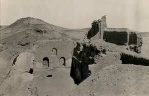 Simeon-klostrets store borgtårn (qasr), udsigt over gangen før udgravningen, Aswan, Egypten, foto af Ugo Monneret de Villard af Ugo Monneret de Villard