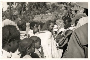 Mænd, kvinder og børn i Axum, Etiopien, foto af Ugo Monneret de Villard af Ugo Monneret de Villard
