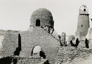 Minaret af al-Mashhad al-Bahari og ruiner af moské, nær Aswan, Egypten, foto af Ugo Monneret de Villard af Ugo Monneret de Villard