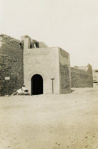 Simeon-klosteret, udsigt over porten og det orientalske tårn, Aswan, Egypten, foto af Ugo Monneret de Villard af Ugo Monneret de Villard