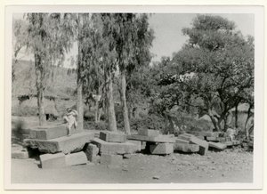 Rester af stenplatforme, også kendt som kongetroner, Axum, Etiopien, foto af Ugo Monneret de Villard af Ugo Monneret de Villard