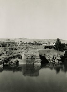 Tempelruiner på øen Elephantine med Kleopatras bad i forgrunden, Aswan, Egypten, foto af Ugo Monneret de Villard af Ugo Monneret de Villard