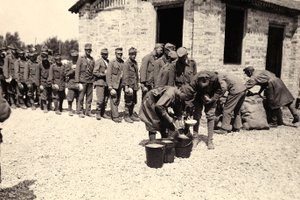 Østrigske fanger i Bagnaria Arsa, Udine, Italien, 02/04/1916 (s/h-foto)