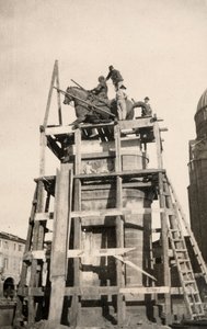 "Gattamelata"-ryttermonumentet under restaurering i Padova under Første Verdenskrig