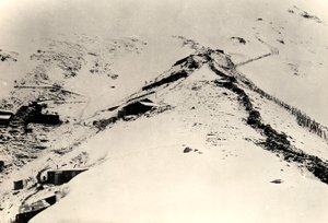 Skyttegrave og hegn på skråningerne af Monte Nero under Første Verdenskrig (s/h foto)