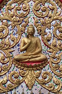 20151102, Vang Vieng, Laos : Indgangsdør dekoreret med guldrelieffer. The Teaching Buddha skildrer et bestemt øjeblik i Buddhas liv, nemlig den første prædiken Buddha holdt efter at have nået oplysningen af Unbekannt