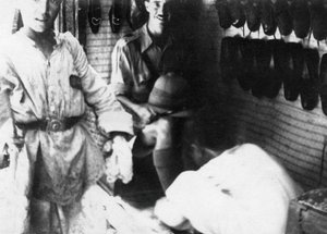 En britisk officer i en skobutik, Bagdad, Mesopotamien, WWI, 1918 af Unbekannt