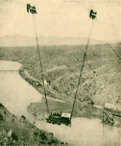 En entreprenørmotor bliver svinget over en kløft, Rio Grande River, New Mexico, 1930. af Unbekannt