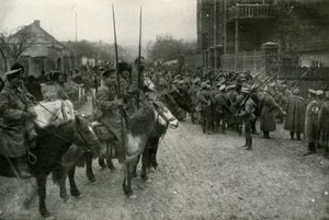 En kosakpatrulje og russisk infanteri, 1919. af Unbekannt