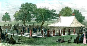 Et spil i skak med levende stykker, 1882 af Unbekannt
