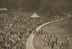 Et glimt af en af de årlige kongelige havefester blandt de tømmerplæner i Buckingham Palace, af Unbekannt