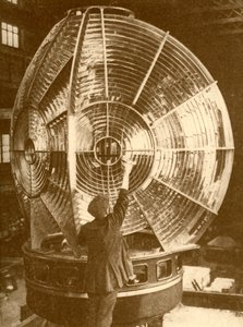En fyrtårnslanterne med gruppeblinkende linser, c1930. af Unbekannt