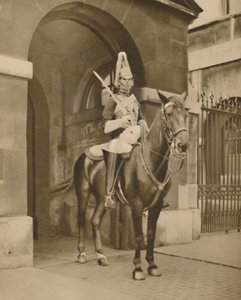En levende statue i Whitehall: The Lifeguards Sentry, c1935. af Unbekannt