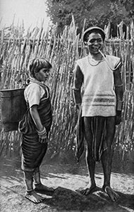 Et Moi-par inde i landsbypalissaden, Afrika, 1922 af Unbekannt
