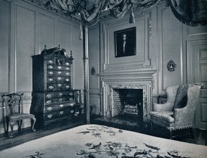 En New England Chest-on-Chest med Bombe Base i et af soveværelserne i paladset i Williamsburg, af Unbekannt
