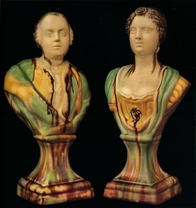 Et par Staffordshire lertøjsbuster, der repræsenterer kong George III og dronning Charlotte, med Tr af Unbekannt