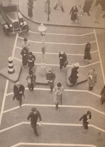 En sikkerhedsbane overfor Charing Cross Station, c1934, 1935 af Unbekannt