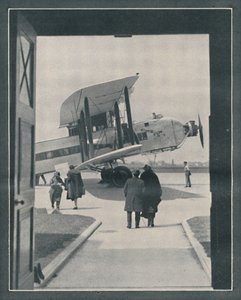 Et symbol på den moderne verden - Passagerer, der går om bord på Croydon Aerodrome, c1935 af Unbekannt