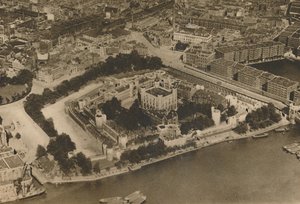 En udsigt over hans fæstning uopfattet af William The Conqueror: The Tower from the Air, c1935. af Unbekannt