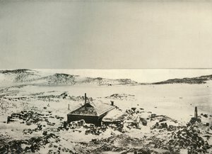 En udsigt over hytten, der ser mod nord., c1908, 1909. af Unbekannt
