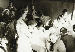 Kantine eines Jungen Pionierlagers, UdSSR, 1930er von Unbekannt