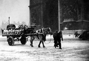 En vognladning med knap kul, besatte Paris, januar 1941 af Unbekannt