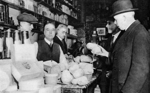 En kunde inspicerer en haggis, London, 1926-1927 af Unbekannt