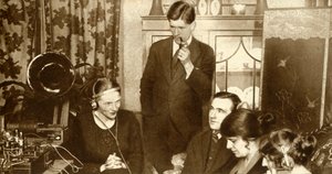 En familie lytter til resultaterne af parlamentsvalget i 1923, 1935. af Unbekannt