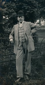 En herre iført jakkesæt og bowlerhat c1910 af Unbekannt