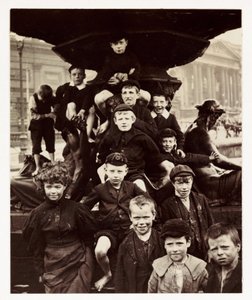 En gruppe børn foran Steble-fontænen, Liverpool, taget af en ukendt fotograf omkring 1905 af Unbekannt