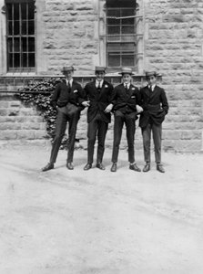 En gruppe skoledrenge eller elever fra 1900-1930 tallet af Unbekannt