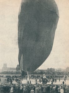 En enorm ballon var nødvendig for professor Piccards opstigning, c1936 c1937 af Unbekannt