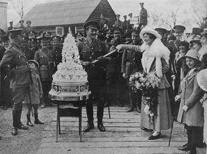 Et kakibryllup: Skæring af bryllupskagen med brudgommens sværd, 1915 af Unbekannt
