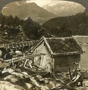 En tømmermølle og en vandhjulsslibesten ved Stalheims-elven, Naerodal, Norge, c1905. af Unbekannt
