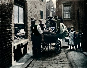 En flytning i Slumopolis, London, c1901 1901 af Unbekannt