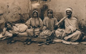 Et fotografi af traditionelle arabiske mennesker, c1909 af Unbekannt