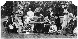 En kongelig familiefest i Osborne House, Isle of Wight, c1890-1900, 1935 af Unbekannt