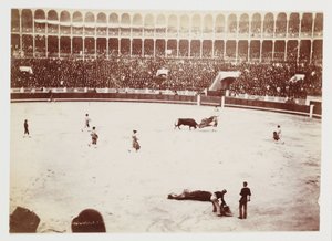 Et snapshot-fotografi af en tyrefægtning foran en enorm folkemængde i tyrefægterarenaen Las Ventas del Espiritu Santo, Madrid, taget af en ukendt fotograf omkring 1930 af Unbekannt