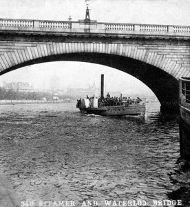 En damper passerer under Waterloo Bridge, London, tidligt i det 20. århundrede af Unbekannt
