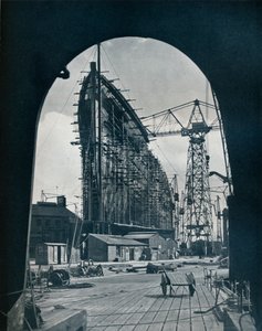 En slående bovudsigt af den gigantiske Cunard liner, Queen Mary, ved Clydebank, Glasgow, 1934 af Unbekannt