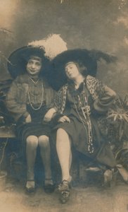Et studiefotografi af to damer, c1910 af Unbekannt