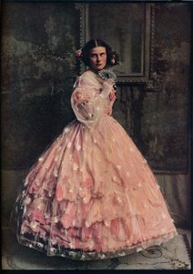 En tre-flæget kuglekjole af lyserød silke, med overkjole af hvidblomstret gaze, 1850-60, c1913 af Unbekannt