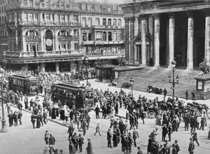Udsigt over børsen under de tyske troppers passage, 1914 af Unbekannt