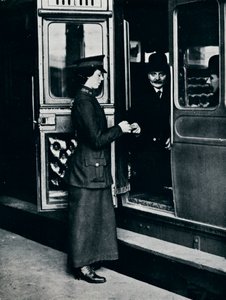 En kvinde billetinspektør på arbejde, c1914 af Unbekannt